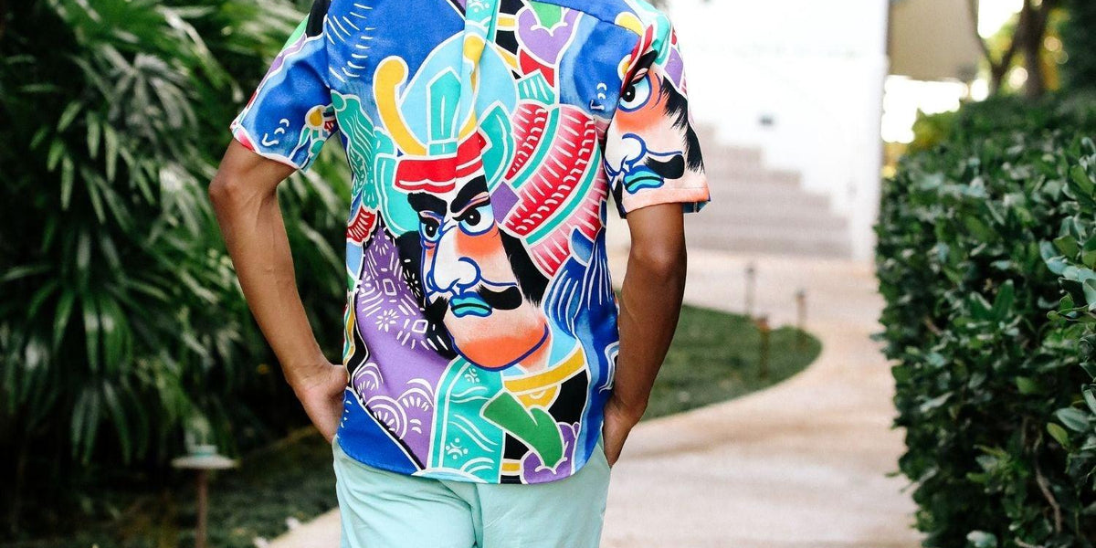 Chemise de samouraï colorée et short bleu clair portés par un mannequin masculin marchant sur une allée