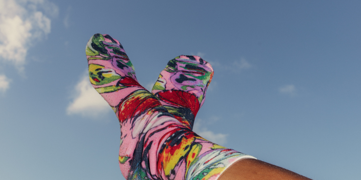 chaussettes à motifs floraux colorés sur fond rose