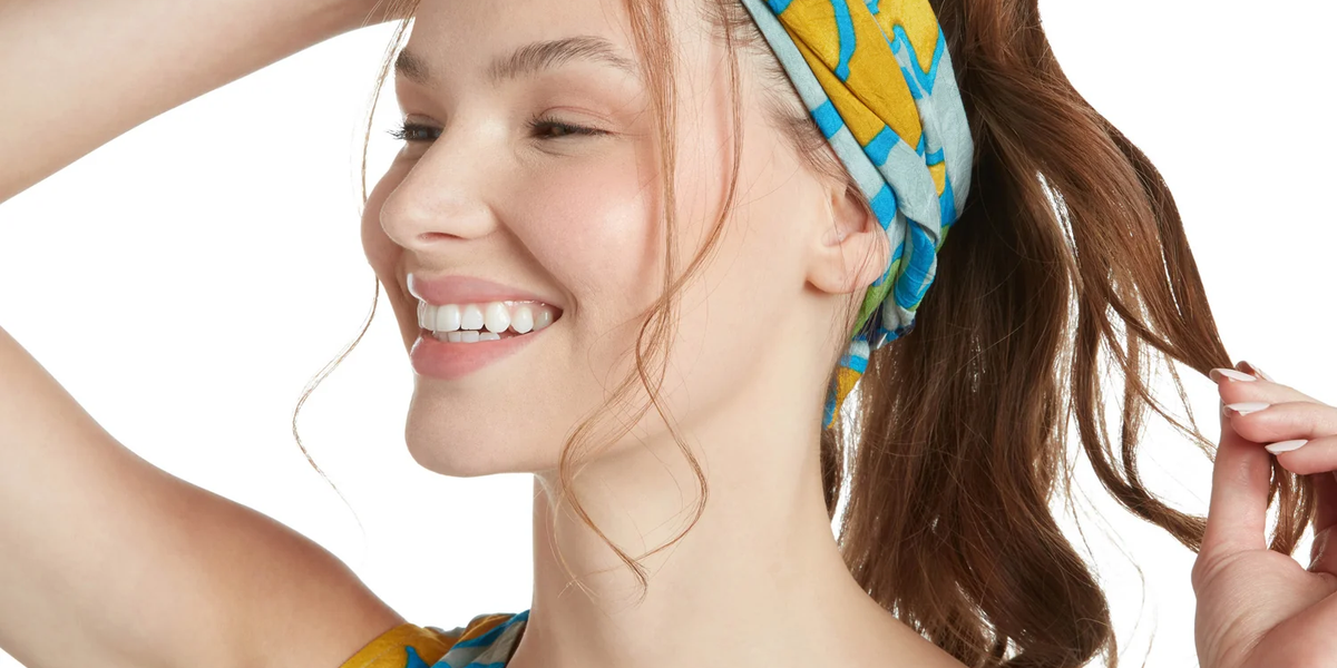 5 façons créatives de porter un foulard hawaïen pour une journée d'été venteuse à la plage