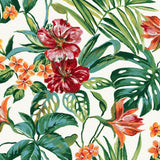 Estampado floral tropical con flores rojas y naranjas y hojas verdes sobre un fondo blanco.