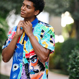 Un homme portant une chemise à motifs colorés à l'extérieur