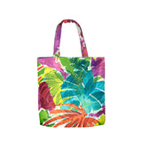 Bolso de mano con estampado de hojas tropicales coloridas sobre fondo blanco.