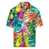 Camisa con estampado de hojas tropicales coloridas sobre fondo blanco