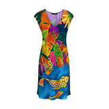 Robe colorée à motifs de poissons tropicaux et de feuilles sur fond blanc