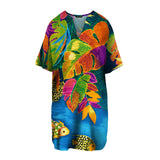 Robe à motifs de feuilles tropicales colorées et de poissons sur fond blanc