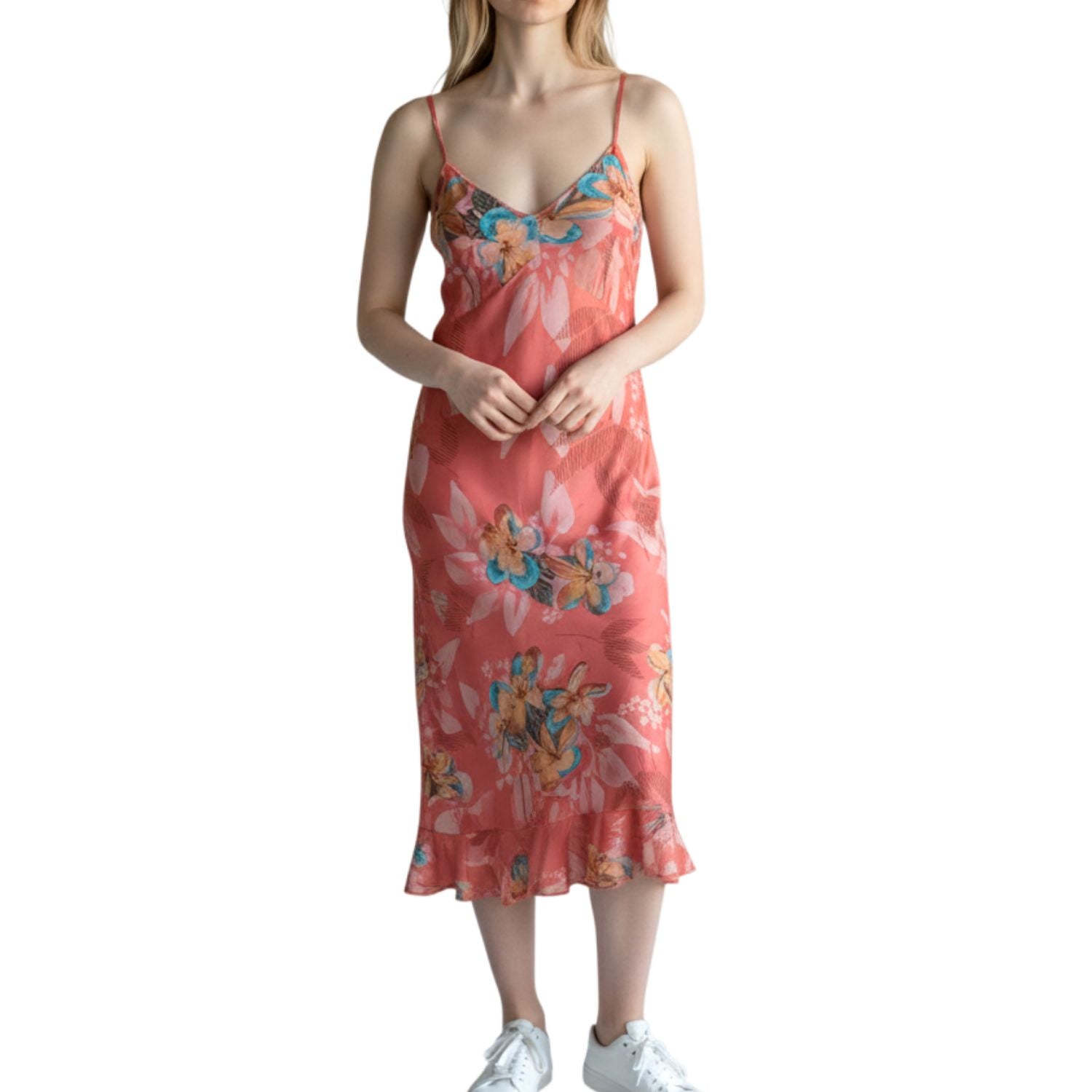 Mujer con un vestido lencero floral sobre un fondo blanco