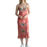 Mujer con un vestido lencero floral sobre un fondo blanco