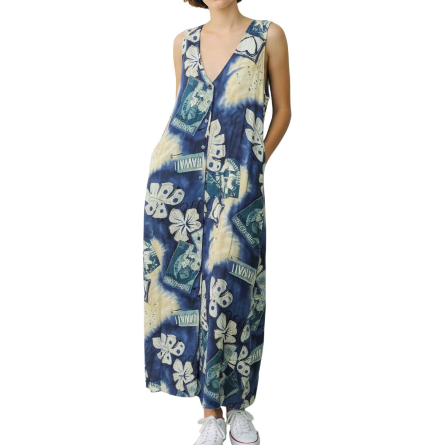 Mujer con un vestido floral azul sobre un fondo blanco
