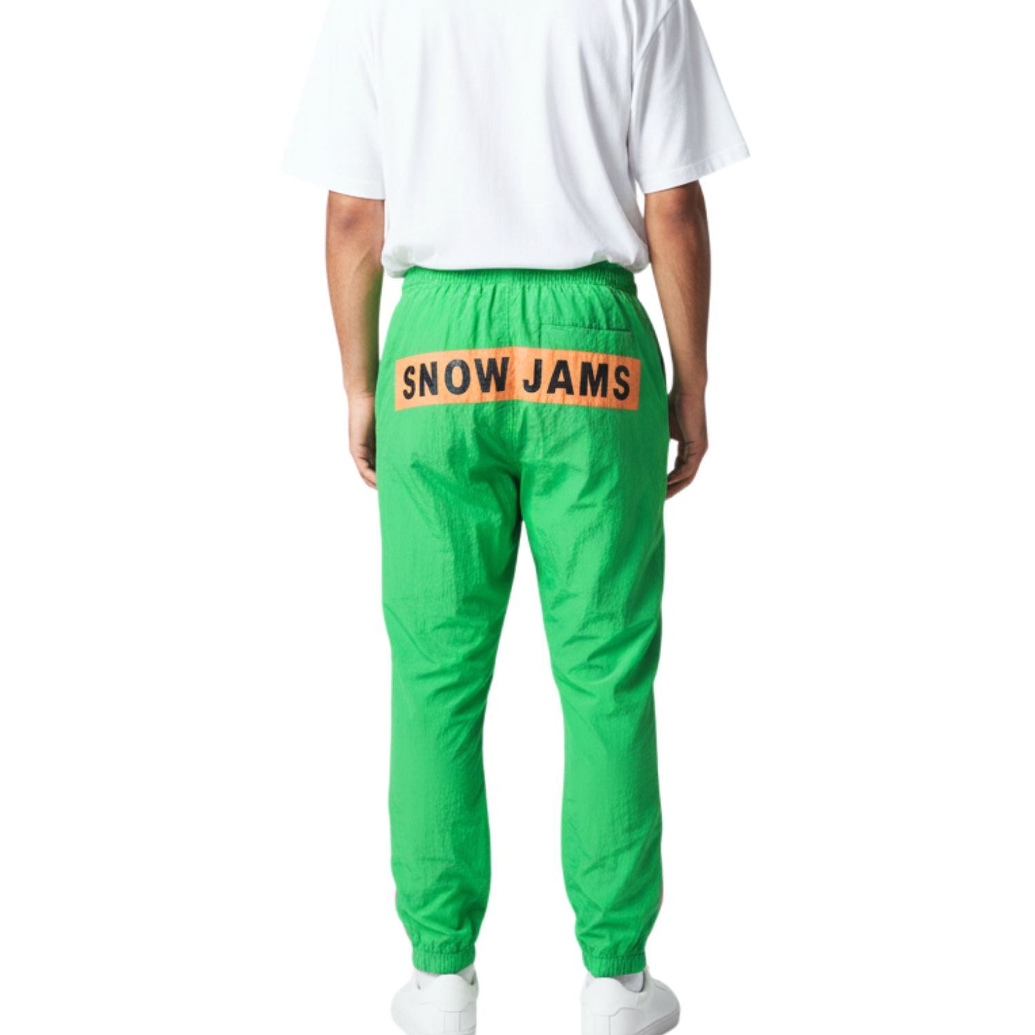 Pantalones de chándal verdes con cinturilla 'SNOW JAMS' sobre fondo blanco