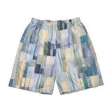 Pantalones cortos a cuadros con estampado azul, verde y beige sobre fondo blanco
