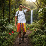 Hombre caminando en un exuberante bosque verde con una cascada al fondo