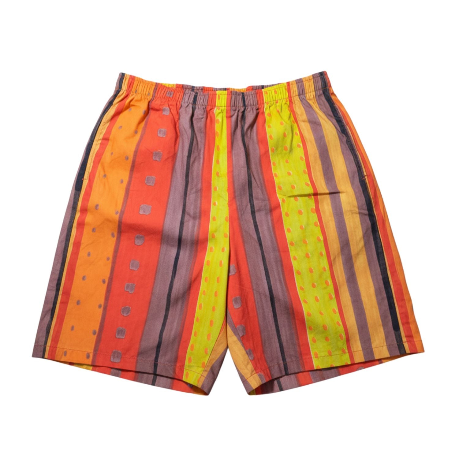 Pantalones cortos de rayas de colores sobre un fondo blanco