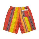 Pantalones cortos de rayas de colores con una etiqueta 'JAMs' sobre un fondo blanco