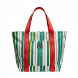 Bolso de mano a rayas con colores rojo, verde y blanco sobre fondo blanco.