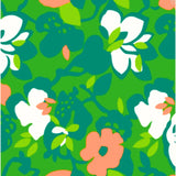 Un estampado floral repetitivo con flores blancas, flores de color coral anaranjado y hojas verdes sobre un fondo verde brillante.