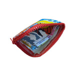 Bolsa de tela colorida con cremallera roja sobre fondo blanco.