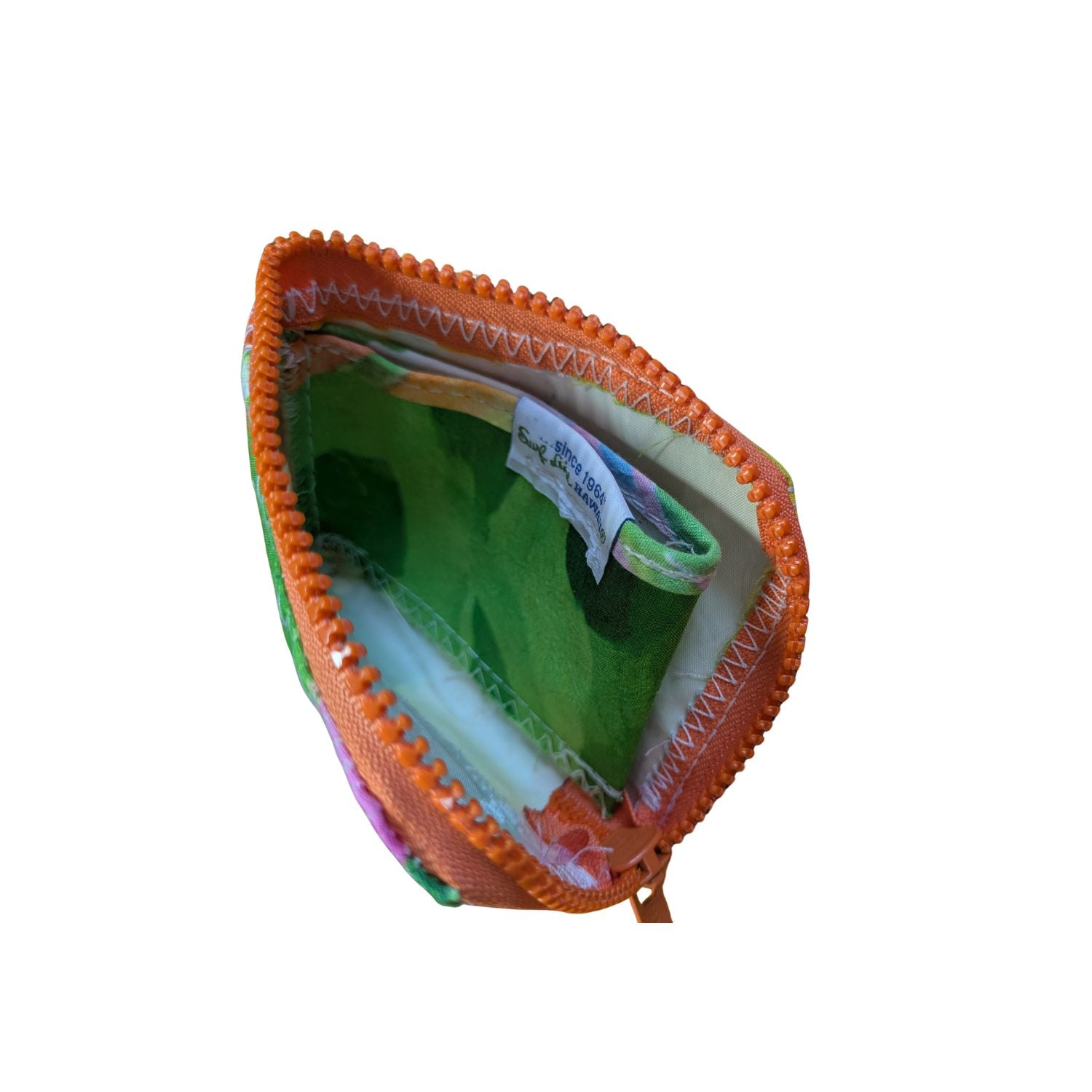 Pequeña bolsa naranja con cremallera con un interior verde sobre un fondo blanco.