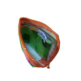 Pequeña bolsa naranja con cremallera con un interior verde sobre un fondo blanco.